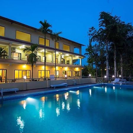 Hotel Rainforest Sauraha Bagian luar foto