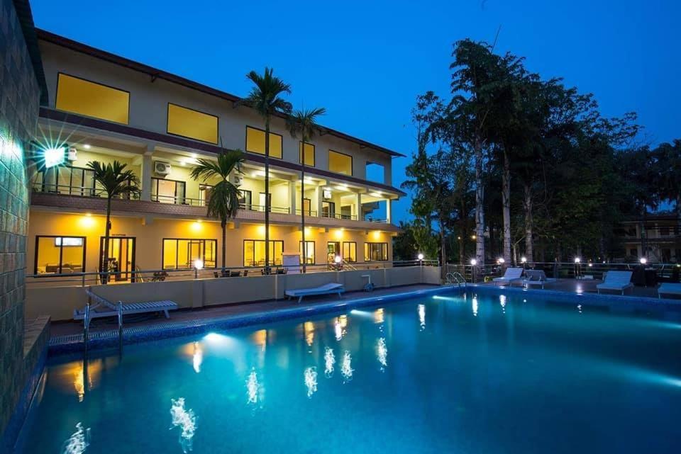 Hotel Rainforest Sauraha Bagian luar foto