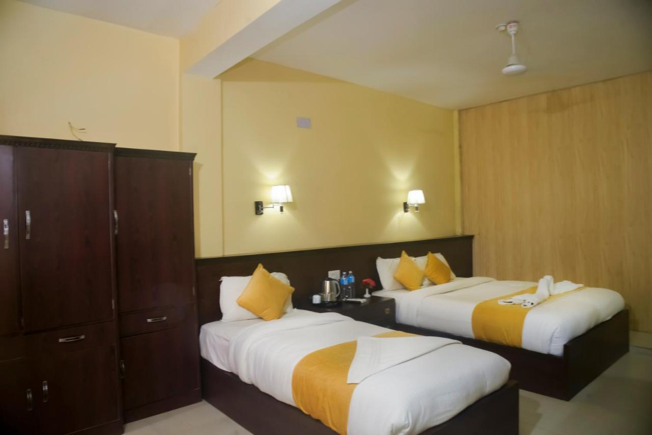Hotel Rainforest Sauraha Bagian luar foto