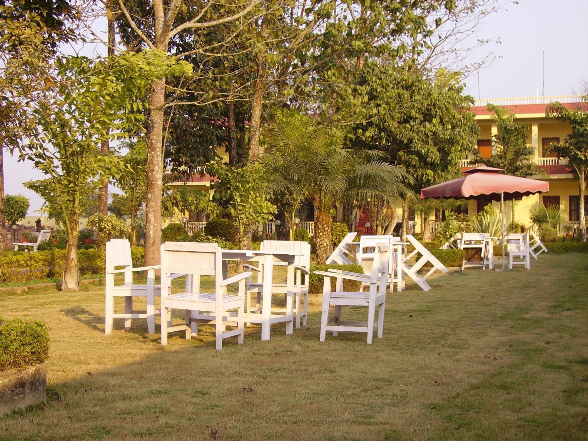 Hotel Rainforest Sauraha Bagian luar foto