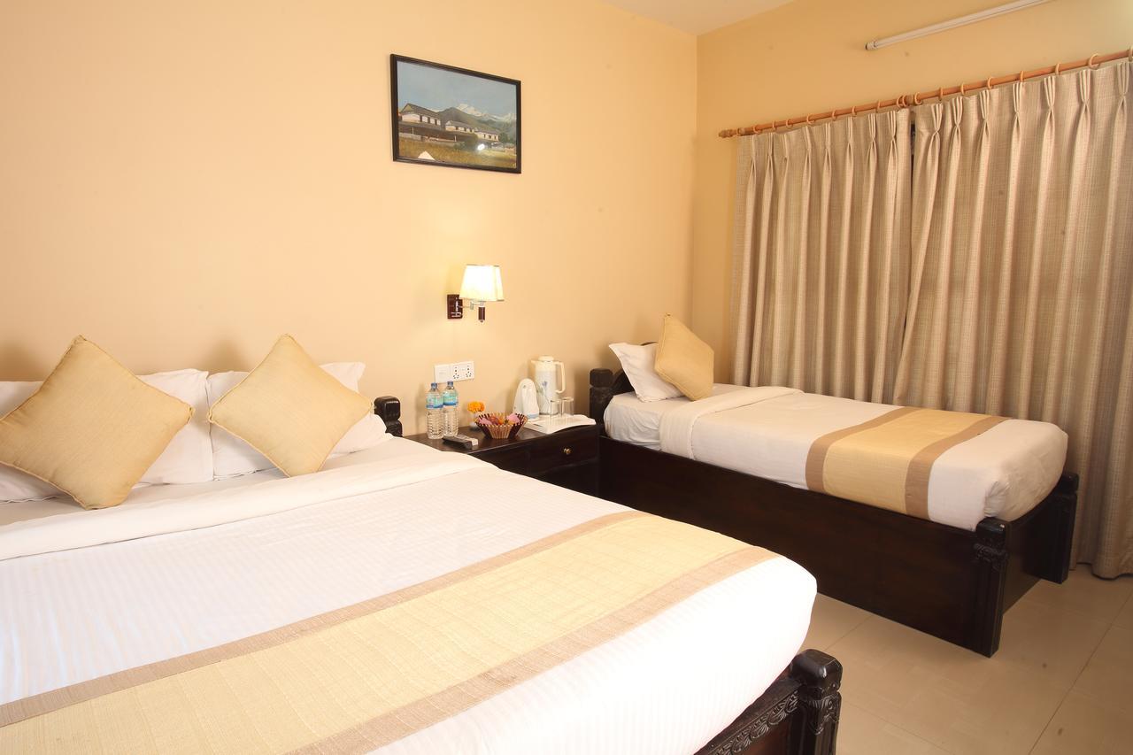 Hotel Rainforest Sauraha Bagian luar foto