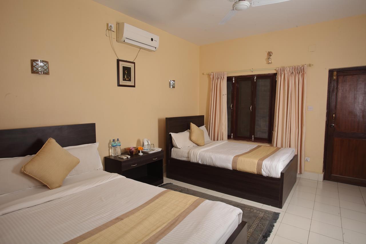 Hotel Rainforest Sauraha Bagian luar foto