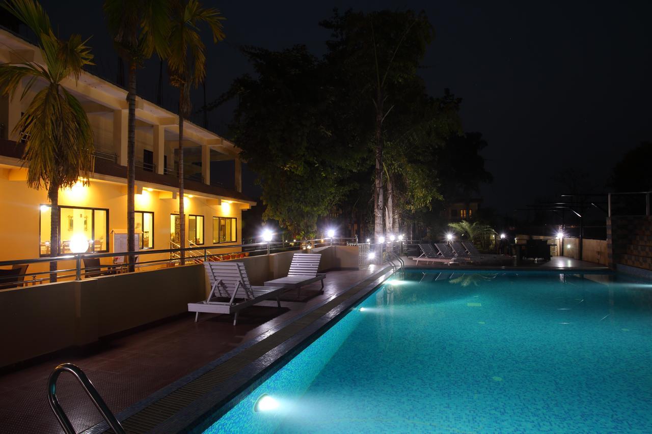 Hotel Rainforest Sauraha Bagian luar foto