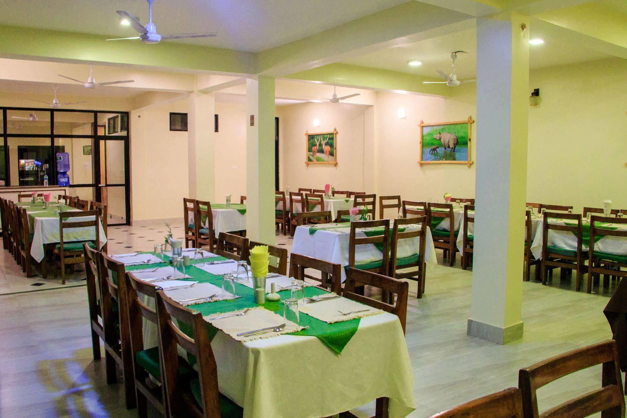 Hotel Rainforest Sauraha Bagian luar foto