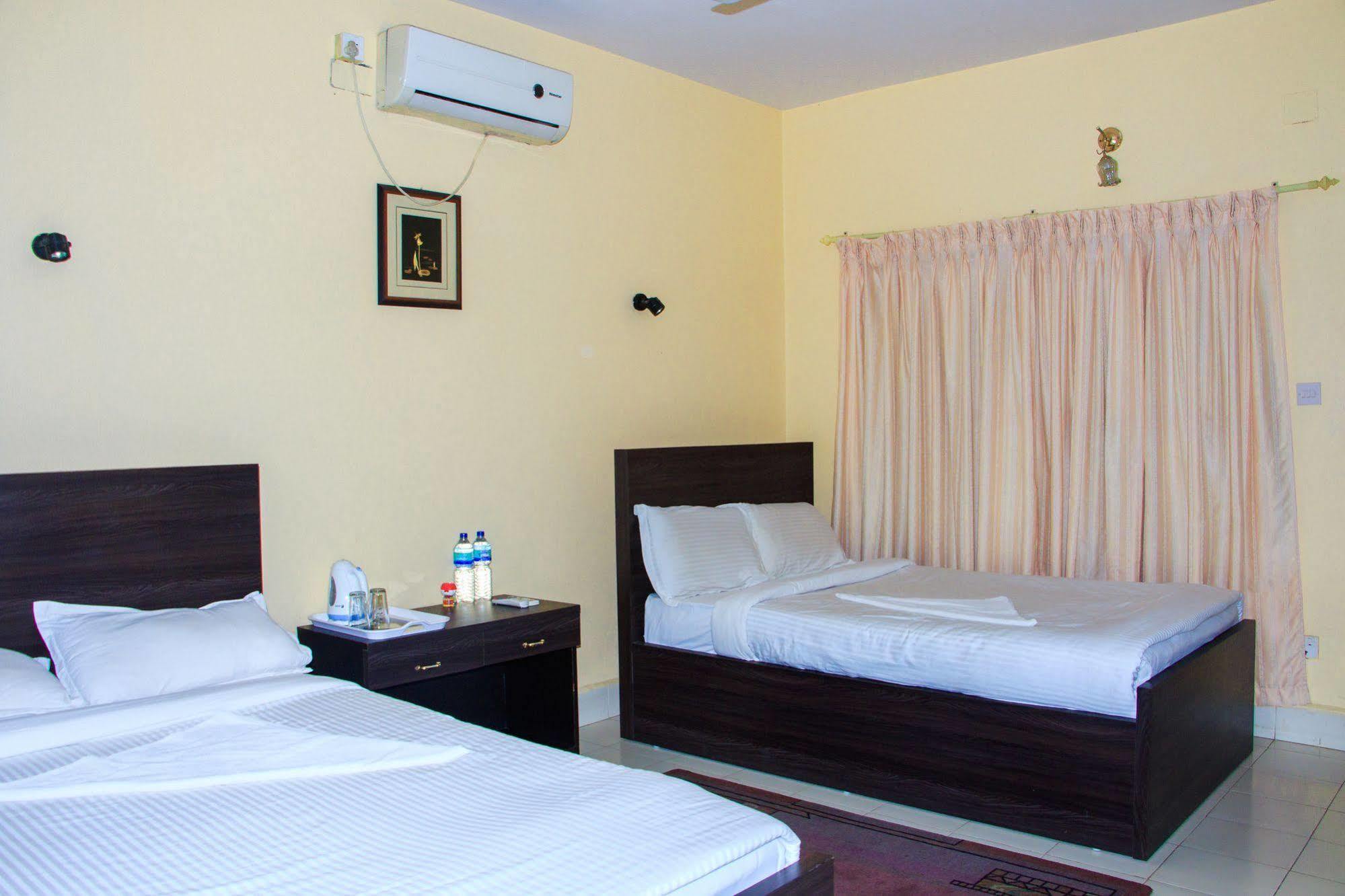 Hotel Rainforest Sauraha Bagian luar foto