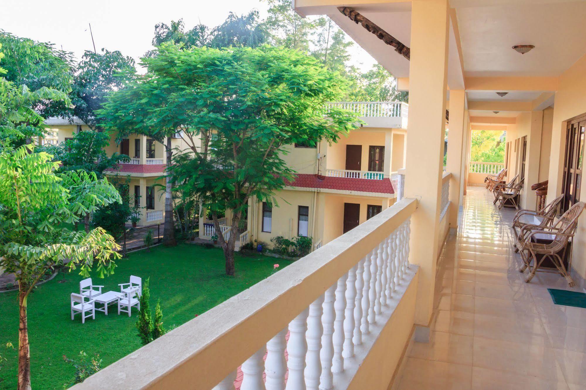 Hotel Rainforest Sauraha Bagian luar foto