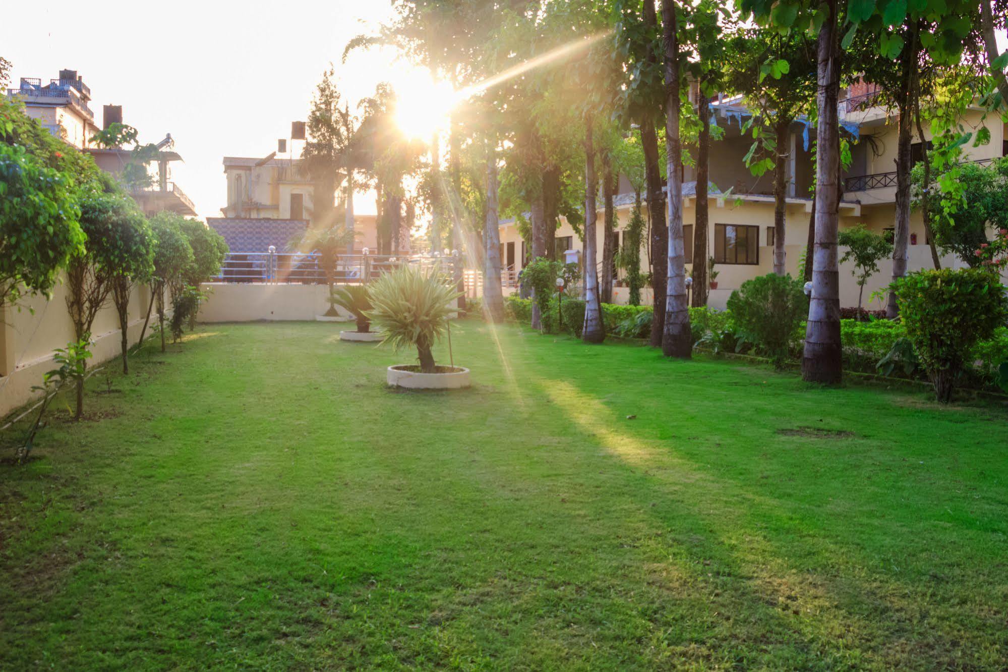 Hotel Rainforest Sauraha Bagian luar foto
