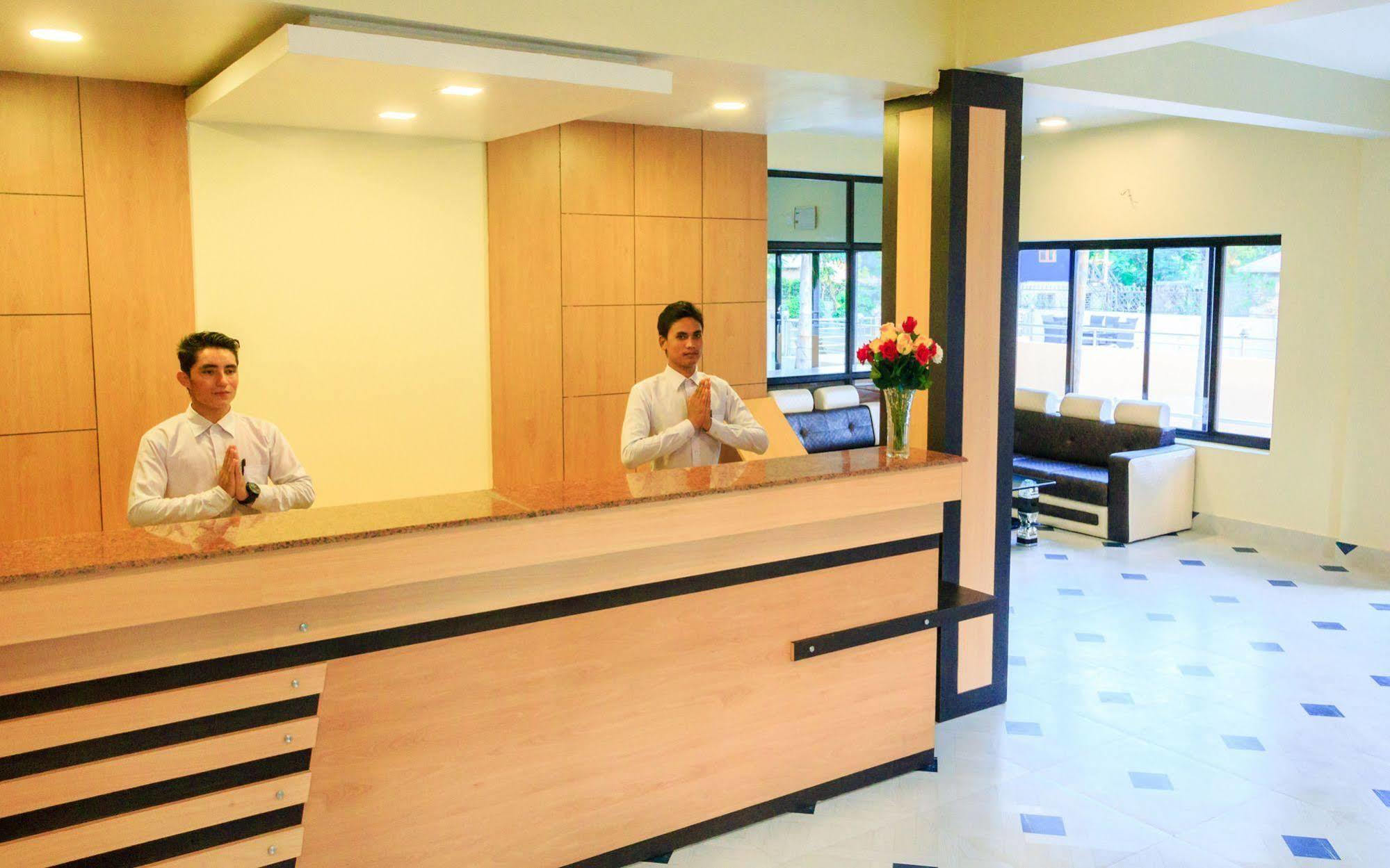 Hotel Rainforest Sauraha Bagian luar foto