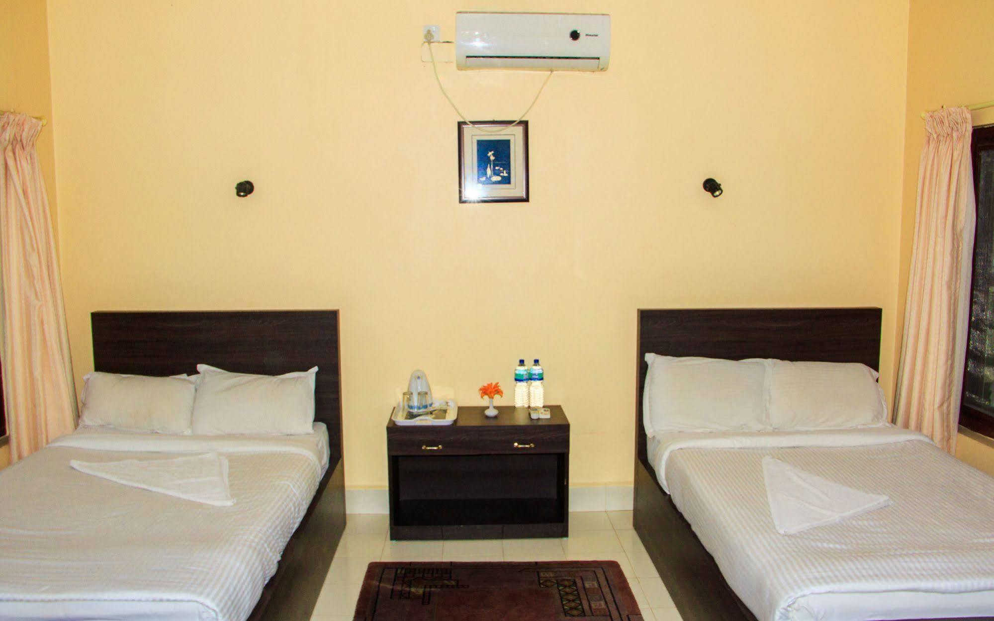Hotel Rainforest Sauraha Bagian luar foto