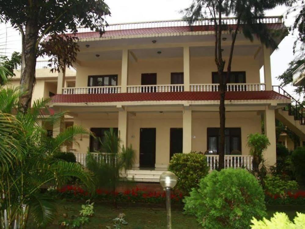 Hotel Rainforest Sauraha Bagian luar foto
