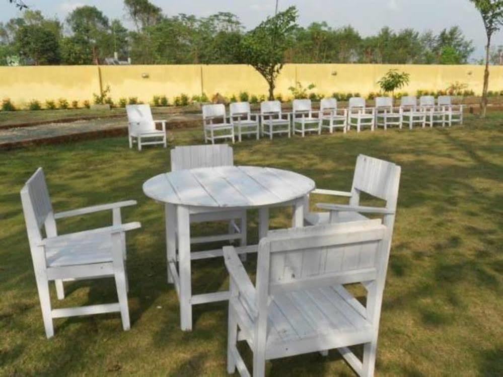 Hotel Rainforest Sauraha Bagian luar foto